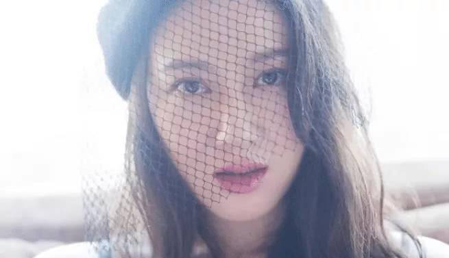 通过这组惊艳写真的造型可以看出来,现代装的柳如玉赵柯留着长长飘逸