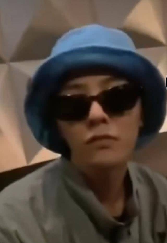 原创jennie午夜出镜权志龙意外出镜穿粉色豹纹秀直角肩二人合作有望