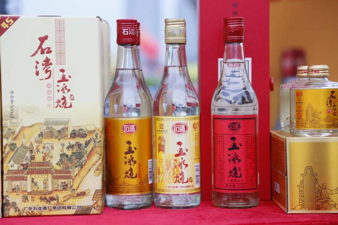 广东石湾酒厂集团"石湾玉冰烧徒步方阵"超过百名员工统一穿着红色风衣