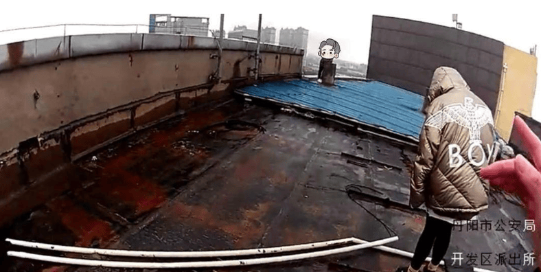 江苏镇江19楼楼顶90后女警姐姐式喊话劝下轻生者