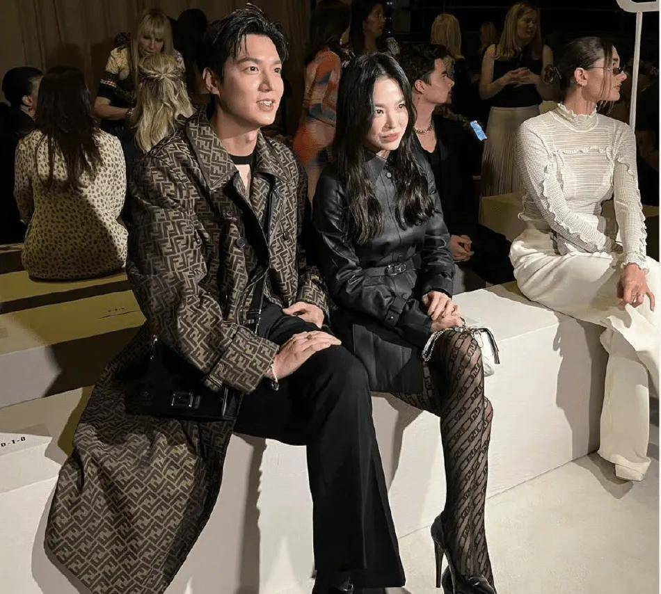 宋慧乔李敏镐同框看秀乔妹长发黑丝没精神头面目愁容经历了啥老太多