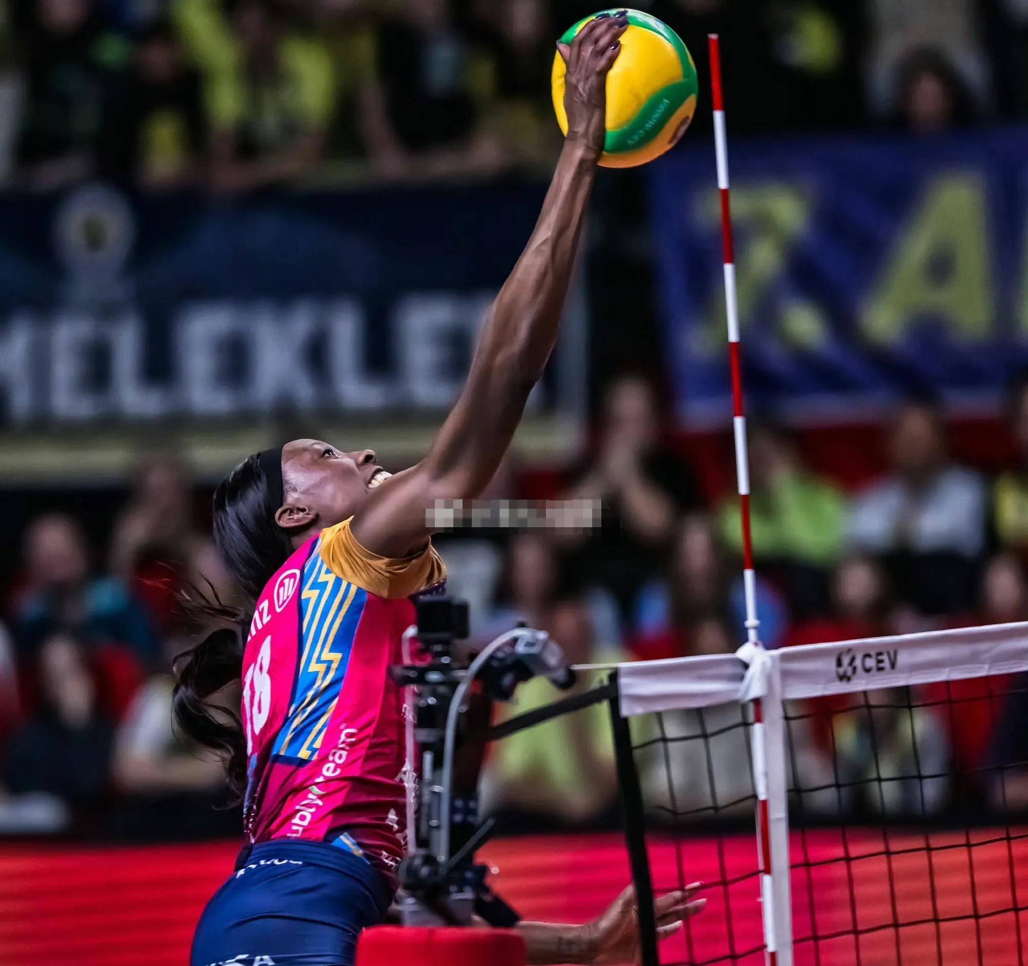 艾格努是意大利体育的当家花旦,以其出色的弹跳力和力量著称,她在