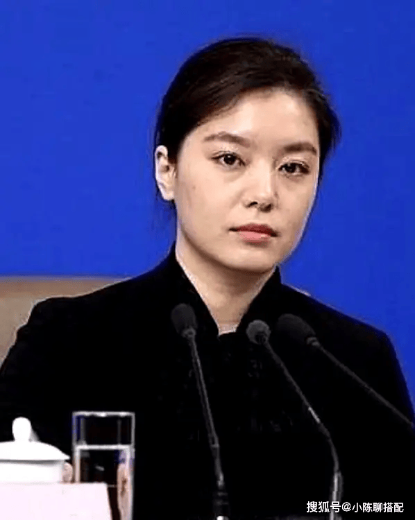 最漂亮外交官张京,38岁气质和穿着独一无二,尽显高贵大方