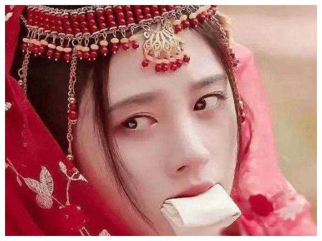 鞠婧祎偶像包袱太重被绑架像在咬棉花道具太敷衍了