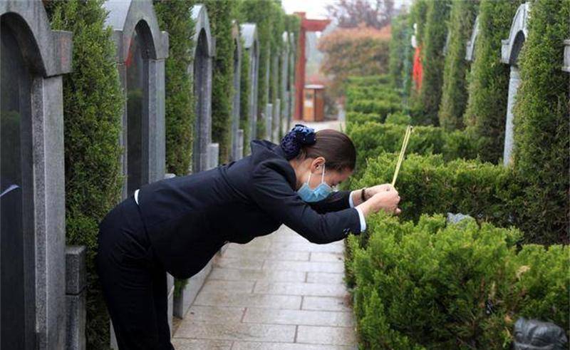 原创河南90后女孩帮人扫墓每天鞠躬200多次任劳任怨收入每月3000