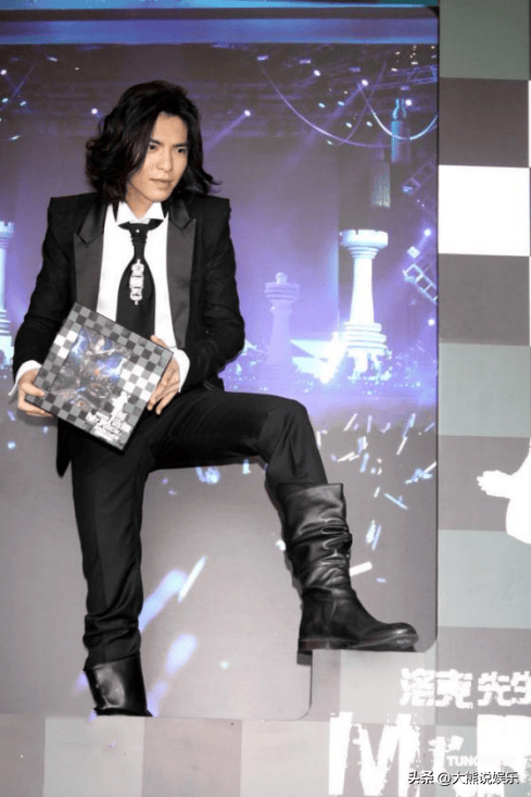 rock 演唱会"2009年8月,萧敬腾发行个人第二张专辑《王妃》,凭借该