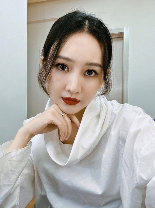 王鸥生产后复工,状态良好惹人怜_广告_曲线_腰部