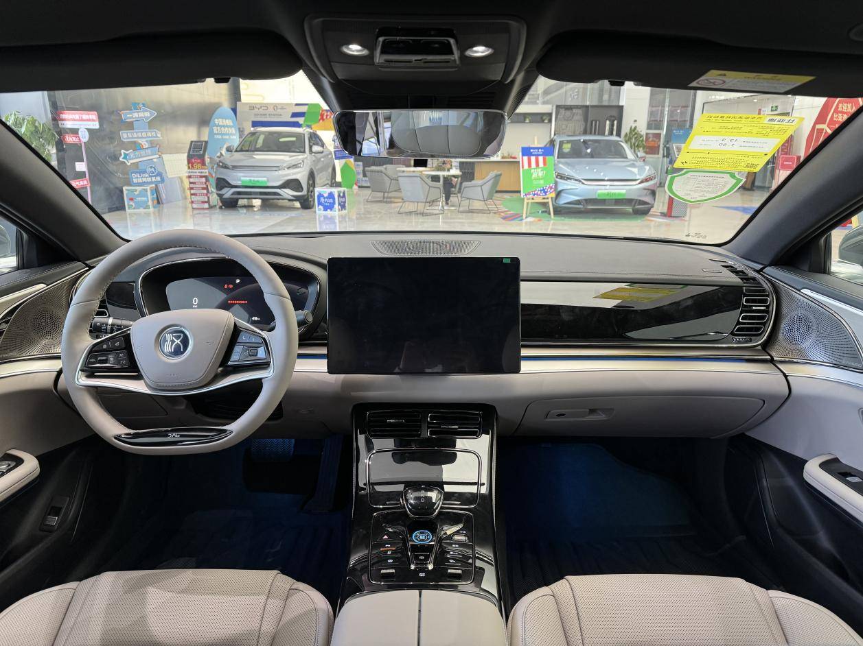 在内饰设计上,汉ev荣耀版同样遵循着老款车型的影子,12.