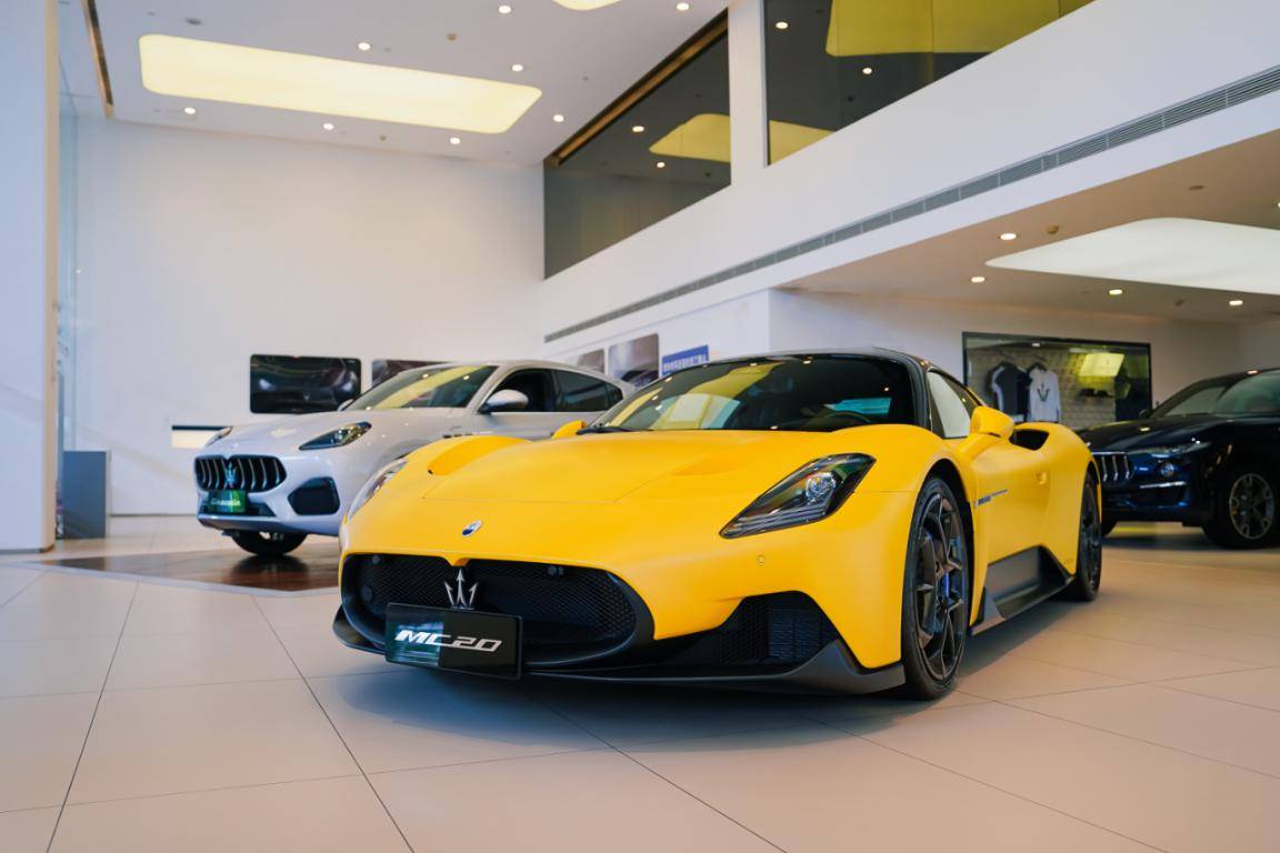 深圳保利玛莎拉蒂内训师李成良先生为嘉宾们介绍玛莎拉蒂百年品牌历史