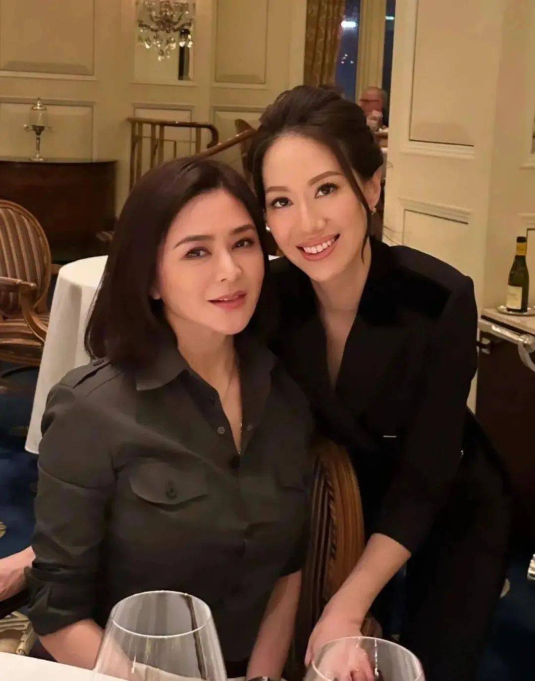 原创62岁关之琳与69岁吕良伟豪宅内聚餐真是越穿越年轻美丽又帅气