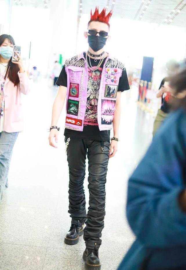 原创王琳凯的刺猬头红发是认真的吗看着挺杀马特好在气质过硬