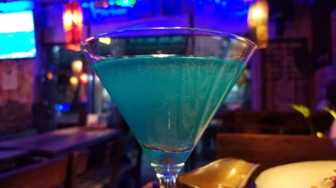 一杯蓝色的鸡尾酒丨拍摄 呲呲百事可乐·百事蓝这是一款梅子口味的