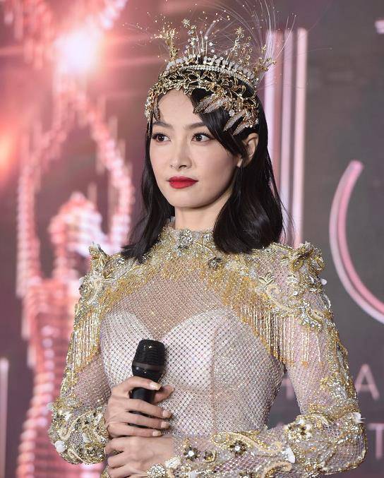 原创宋茜金鹰女神后台照被传出披黄褂子似太后看清鞋子心疼哭了