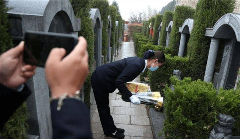 原创河南90后女孩帮人扫墓每天鞠躬200多次任劳任怨收入每月3000