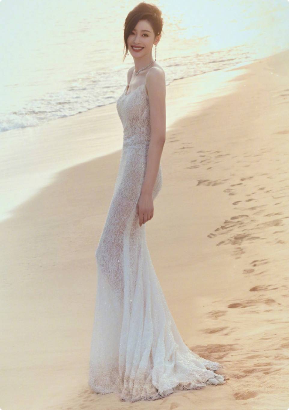 原创三亚时尚活动躲过了关晓彤的漫画腿我却被张天爱的透视装惊艳了