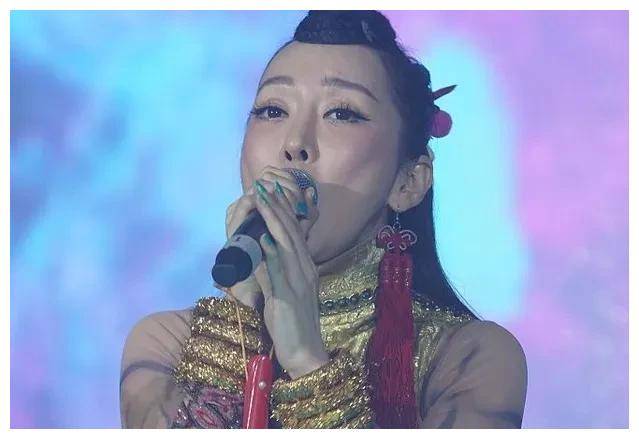 萨顶顶韩国开唱,梵语风采震撼!东方魅力,世界倾倒!