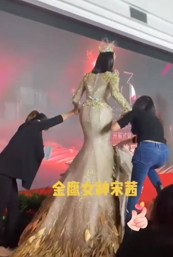 原创宋茜金鹰女神后台照被传出披黄褂子似太后看清鞋子心疼哭了