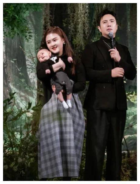 原创沈腾全家同框5岁儿子活泼可爱岳父岳母难得露面引发热议