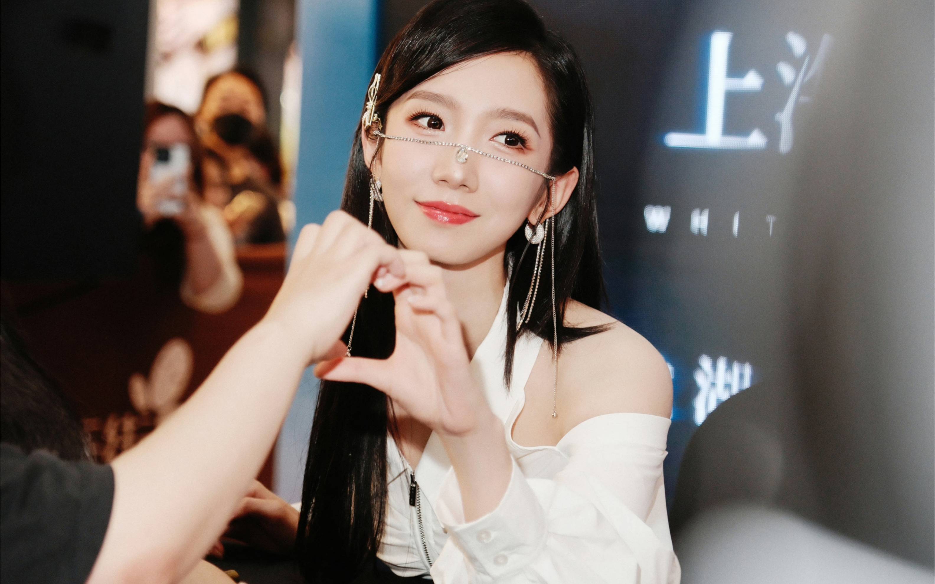 孟美岐模样大变!家中穿紧身衣跳热舞,开演唱会门票无人买