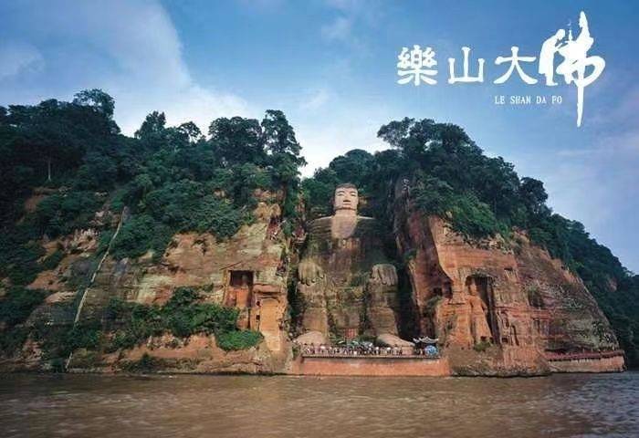 我们玩了三天,四川周边的景点基本上都玩了.有峨眉山,乐山还有都江堰.