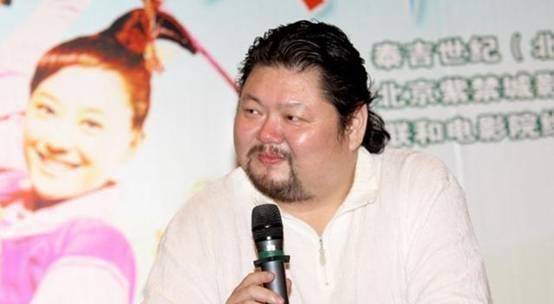 酗酒多年,最终因酒后心肌梗塞去世.荣祥是一位不惜自杀的演员.