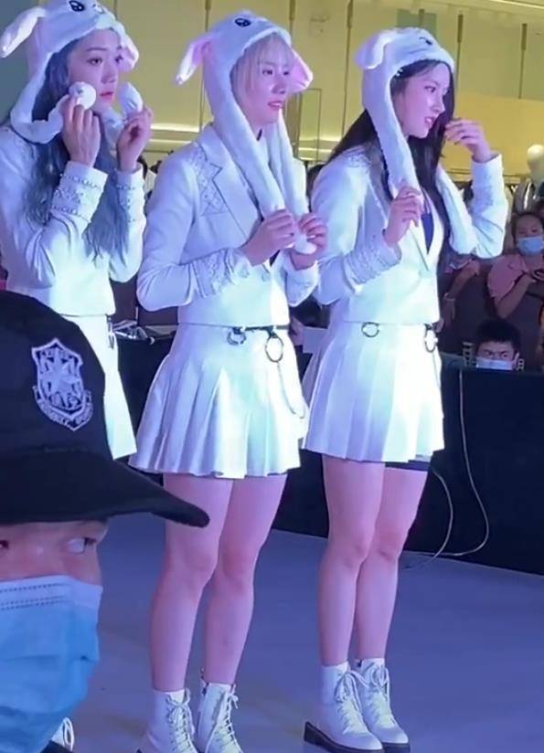 原创希林娜依高与赵粤刘些宁同框明明穿的一样谁腿更长一目了然