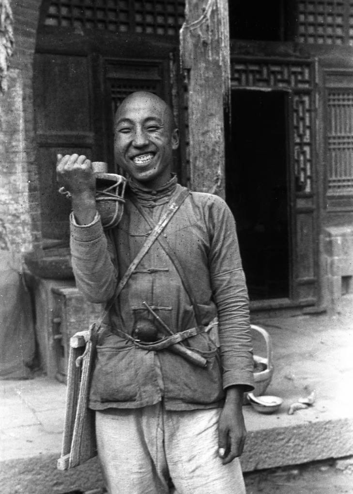 别被电视剧欺骗了这才是真正的抗战民兵图3为小心翼翼埋地雷