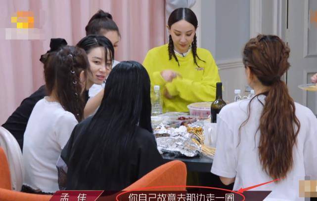 原创李斯丹妮绕了一圈才坐到张雨绮身边被戳穿后的反应甜到心里去了