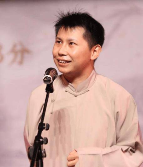 何云伟模仿曹云金直播全程选择性看弹幕网友比师弟差远了