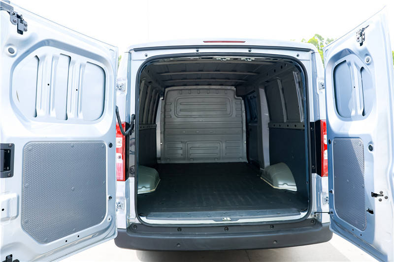 超大货厢空间新能源商用车五菱扬光深圳上市