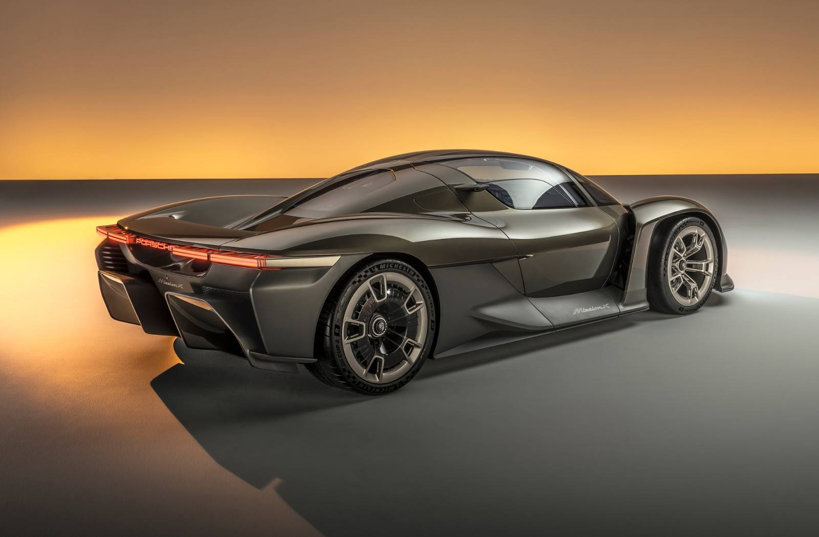 保时捷纯电概念车mission x亮相 设计致敬勒芒赛车_搜狐汽车_搜狐网