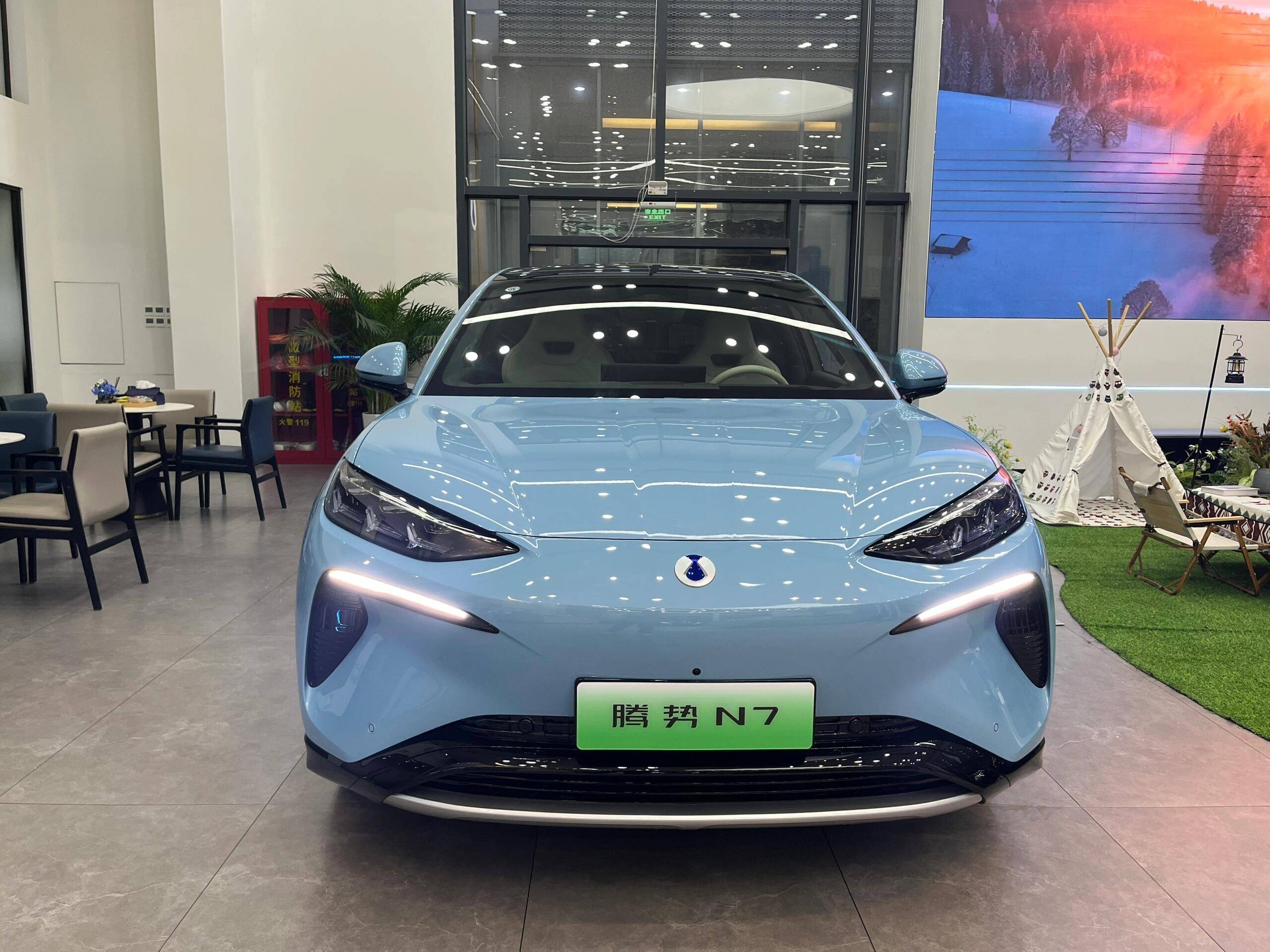 全新腾势n7实车到店,增"西子蓝"配色 后排扶手屏,换双腔空悬_搜狐汽车