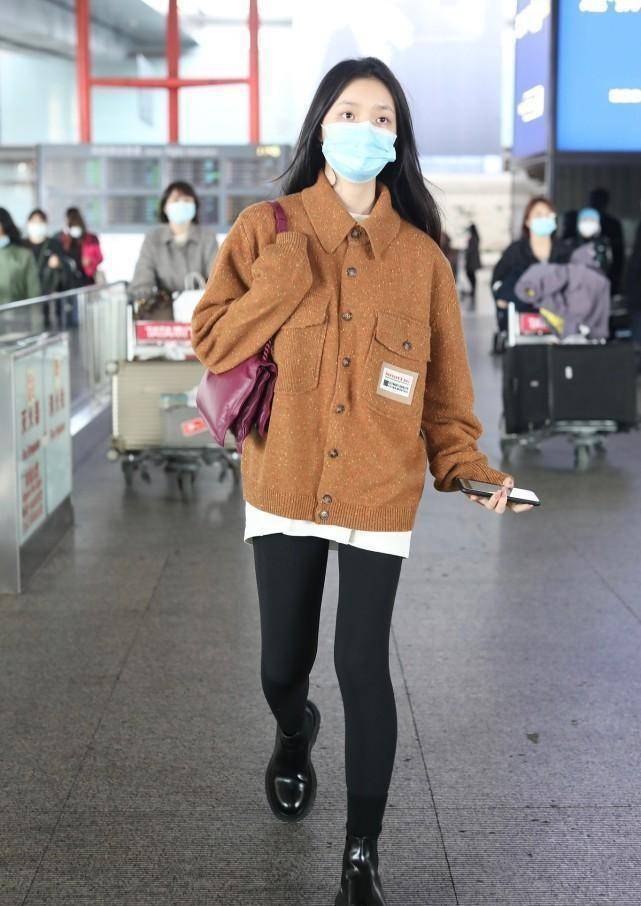 原创林允虽然看着挺瘦但穿衣挺有肉的穿紫色挂脖裙好妩媚啊