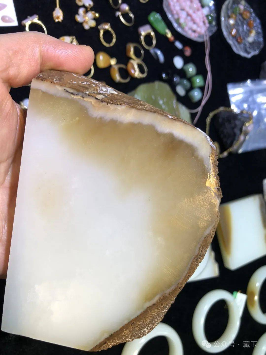 365万成交英国人花大价钱买的这个和田玉赌料让玉友们笑掉大牙