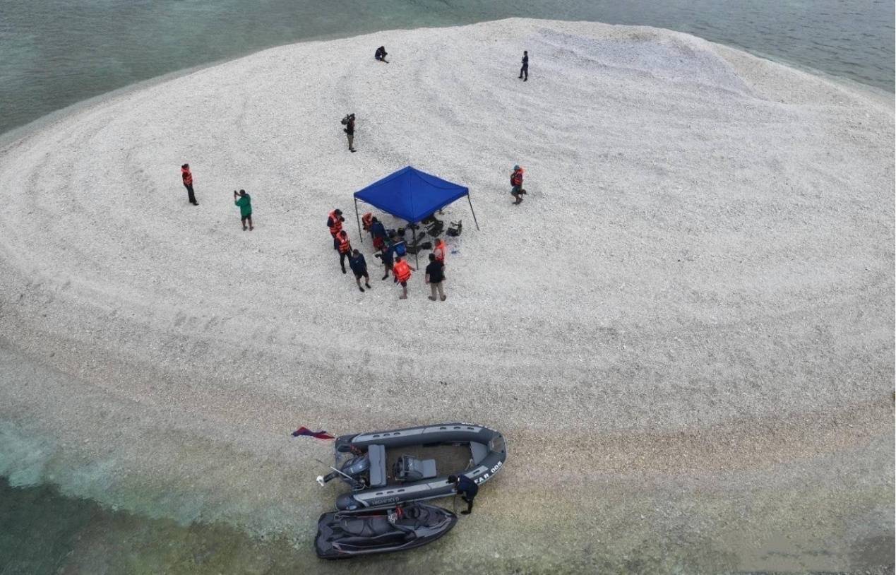 中国海警登上铁线礁拆除菲方帐篷解放军071登陆舰就在不远处