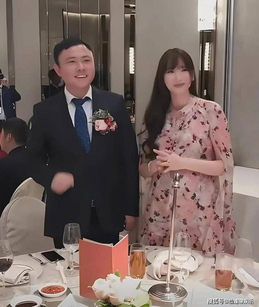 吴佩慈罕见露面带一身名牌的女儿看演唱会纪晓波疑仍下落不明