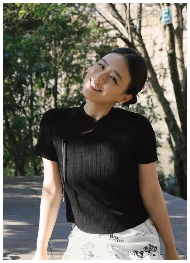 这组照片一经曝光,马思纯的粉丝们瞬间炸开了锅,纷纷在留言区刷起了"