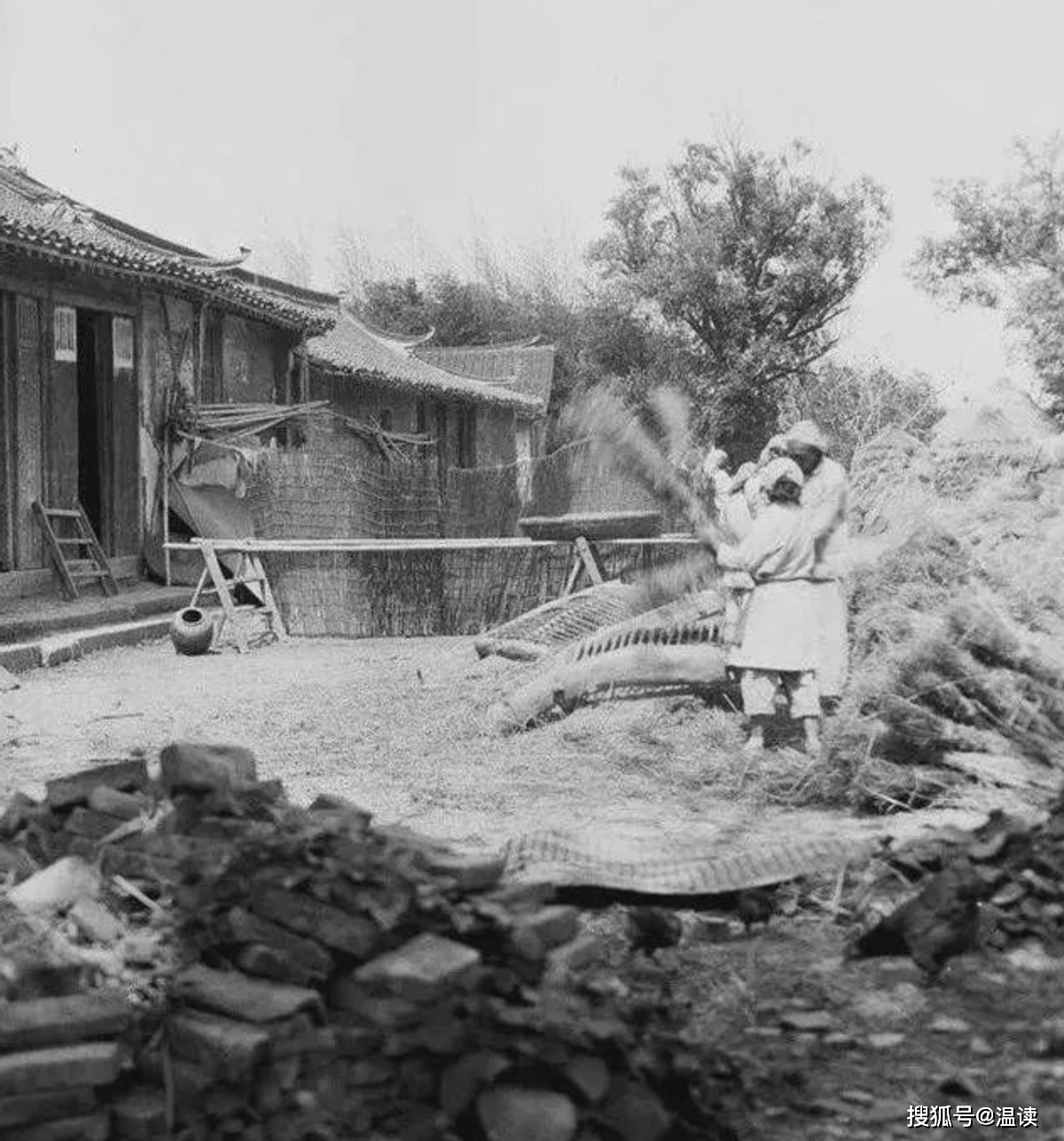 民国奇案瓦匠外出妻子中毒死于床上窗台上却有两个男人的脚印