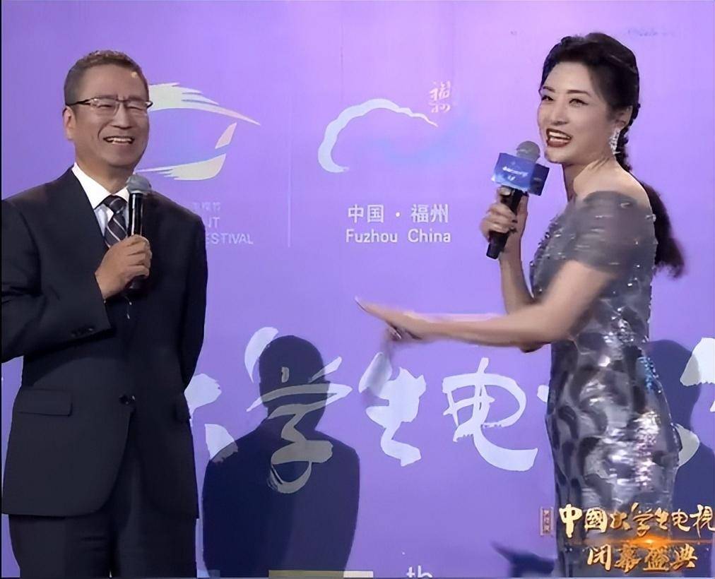 周涛刚过完56岁生日第二天就赴福建主持大学生电视节文艺演出