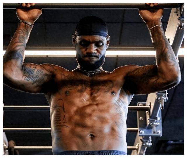 詹姆斯球员天花板肌肉成迷胸肌腹肌无迹