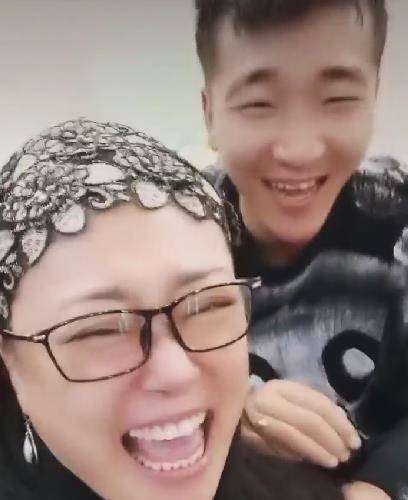 原创50岁李菁菁和男友同框男友小其20岁在一起像母子