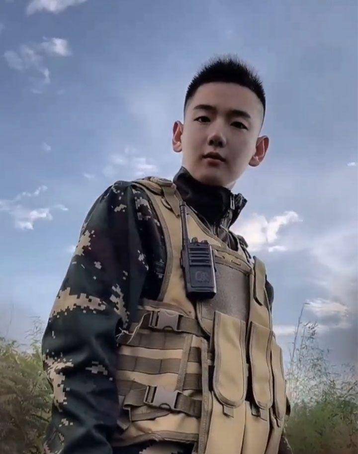 原创娘炮形象被批蔡徐坤成背景板换寸头后是你认可的男生吗