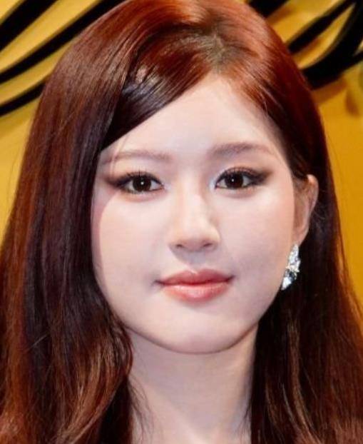 何超莲莞尔一笑融化月亮,赵露思已在性感路上越走越远_活动_明星_网友