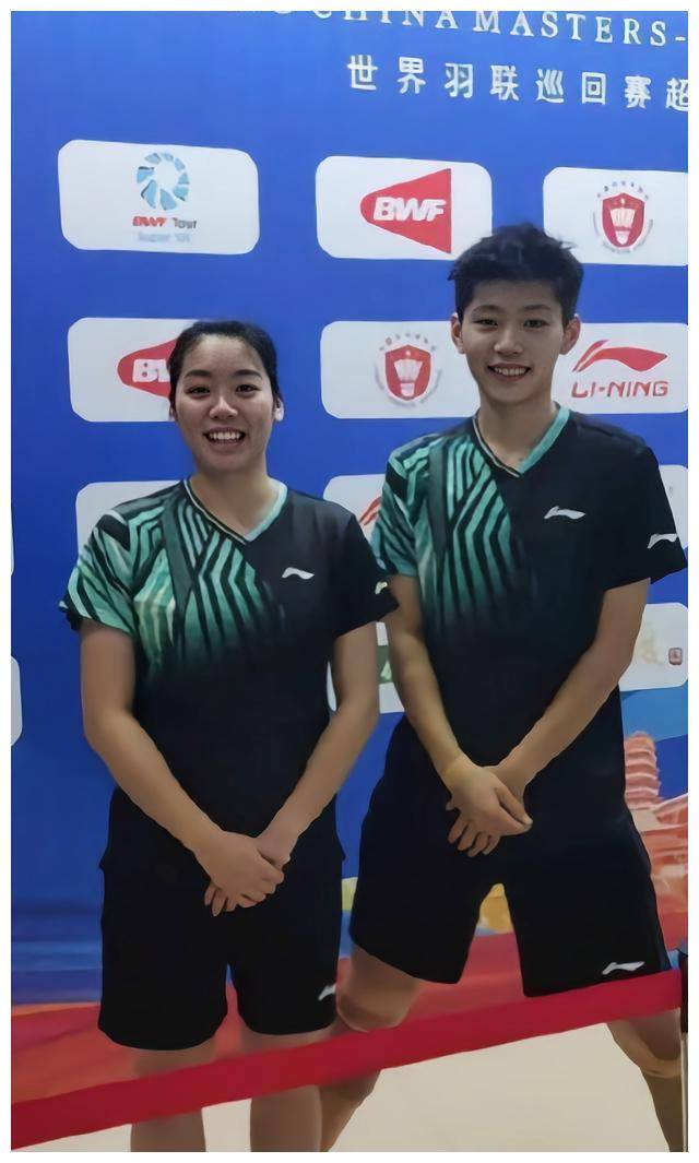 她们将与冯雪颖/陈笑菲争夺女双冠军,后者以21-18,18-21,21-16的比分