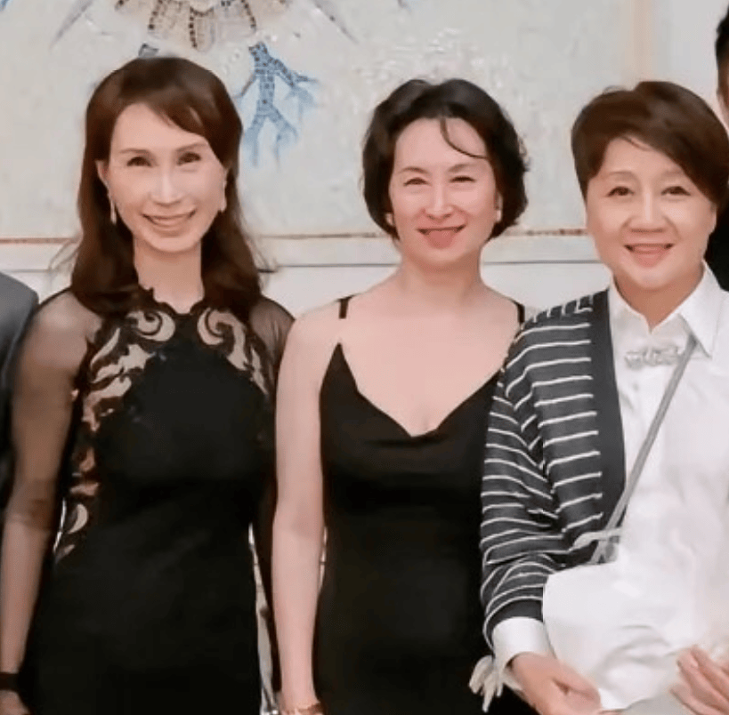 原创四太梁安琪64岁庆生现场曝光何超琼实力抢镜打扮性感不失优雅