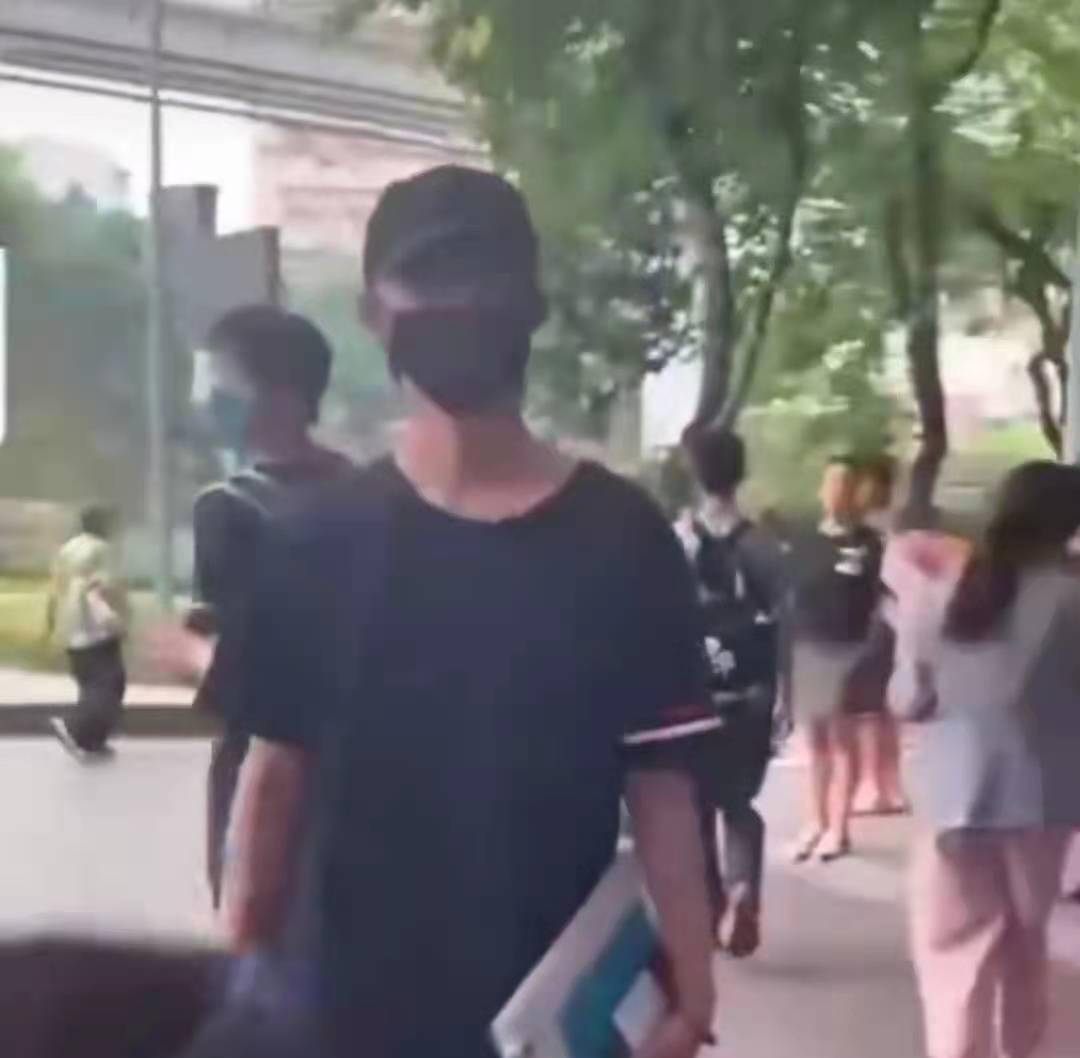 丁程鑫机场被私生撞肩差点摔倒后反应迅速现场拥挤混乱不堪