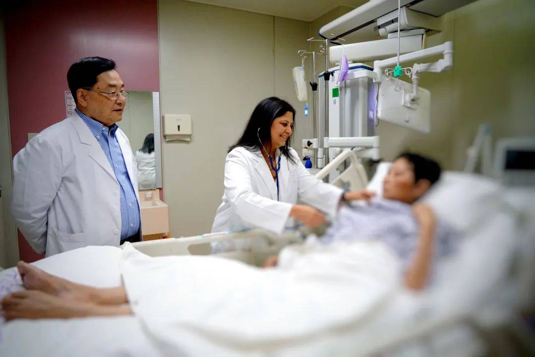 (为二次心脏移植术后患者查房)(儿科门诊观察)(为植入"火箭心"的患儿