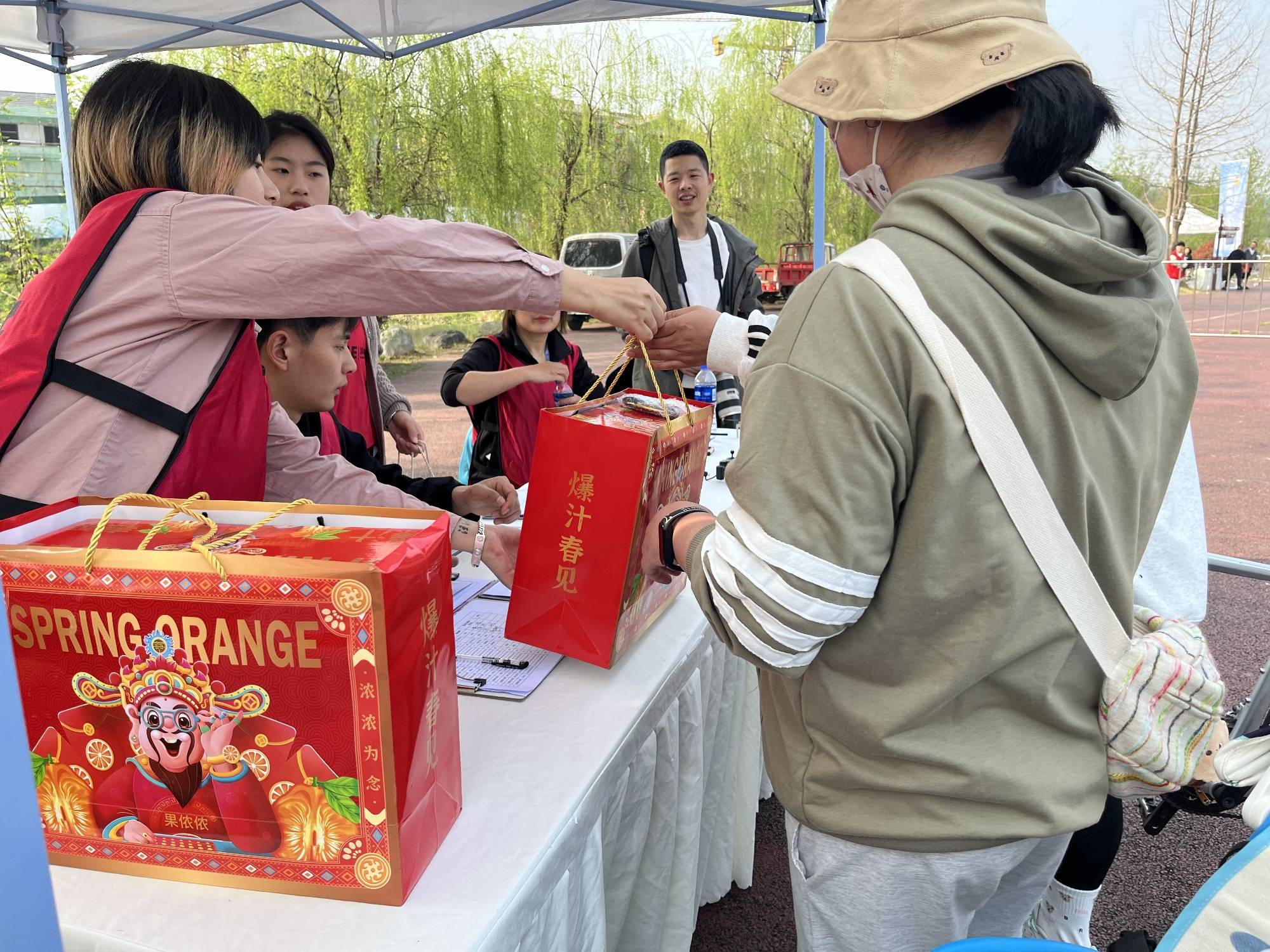 金象云果侬侬爆汁春见成为2024邛崃自行车高速骑行赛的供应礼品