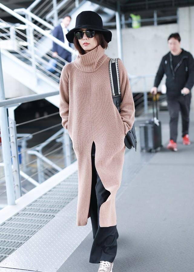 原创王珞丹气质好高冷长款毛衣开叉高到胯骨边走姿潇洒真显飘逸