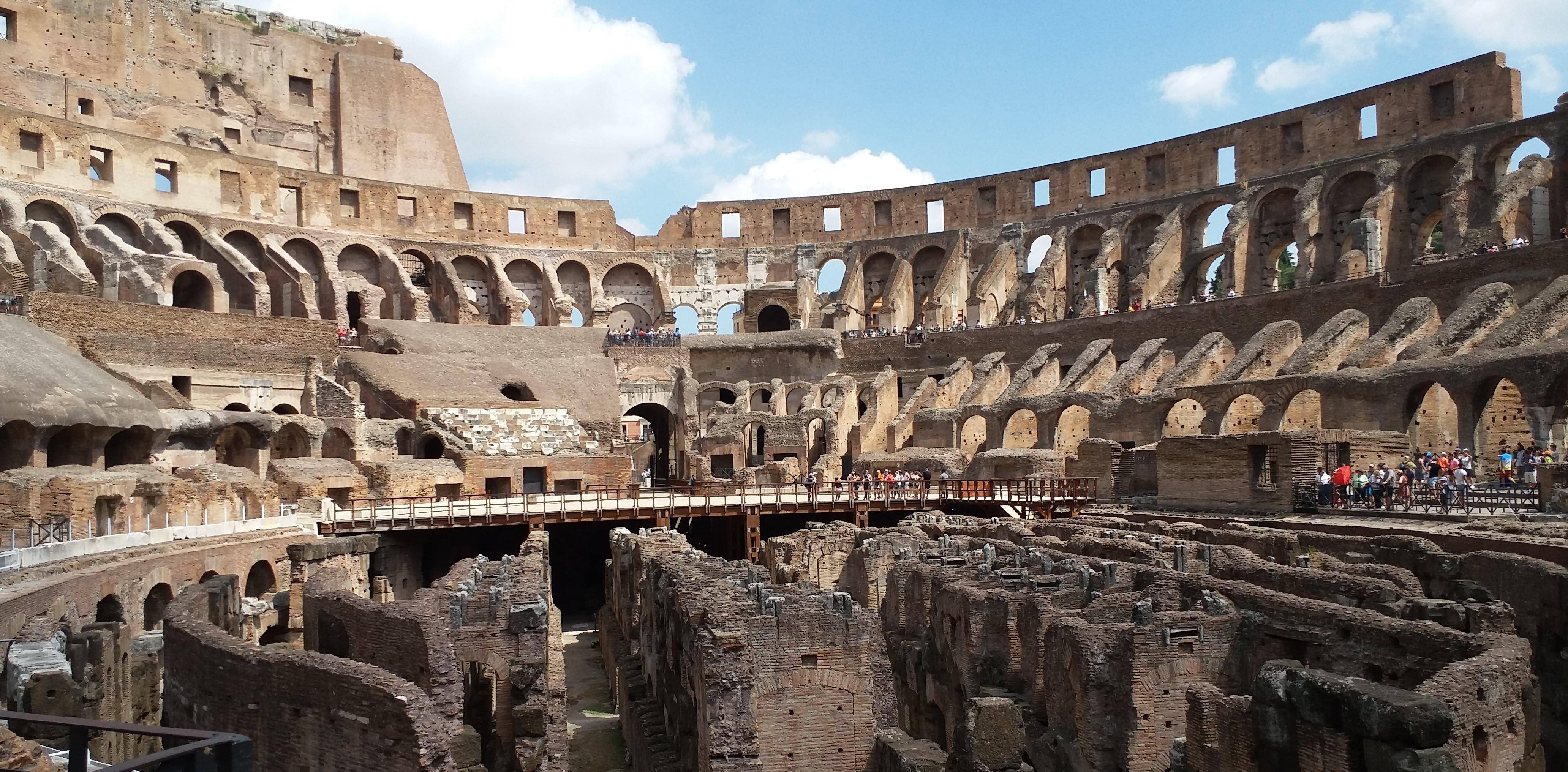 图|古罗马斗兽场遗址内景自奥古斯都以后,"还没有哪个皇帝像提图斯和